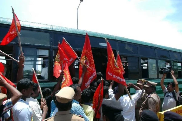 டிஆர் பாலுவின் உறவினர் சாராய ஆலையை மூடக்கோரி முற்றுகை போராட்டம்!