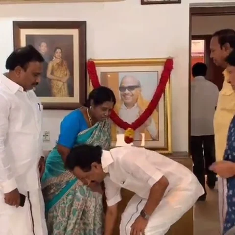 ராசாத்தி அம்மாள் காலில் விழுந்து ஆசி! - சென்டிமென்ட் காட்டிய மு.க.ஸ்டாலின்