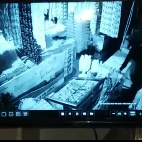 மளிகைக் கடைக்காரருக்கு அதிர்ச்சிக் கொடுத்த கொள்ளையன்!