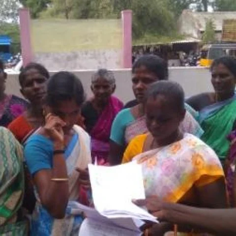 'கழிப்பறை கட்டினால்தான் 100 நாள் வேலை' - கிராம மக்களை அதிரவைத்த அதிகாரி