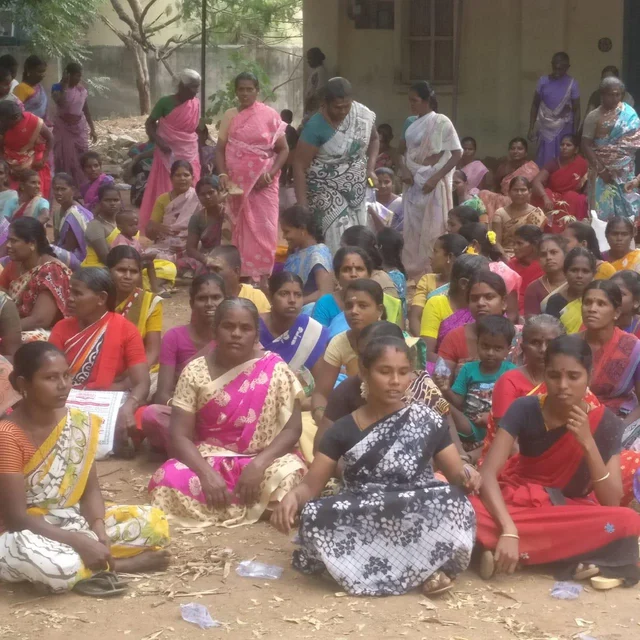 `சாப்பாட்டுக்கே வழியில்லாமல் இருக்கிறோம்!’ - சிவகாசி பட்டாசுத் தொழிலாளர்கள் வேதனை