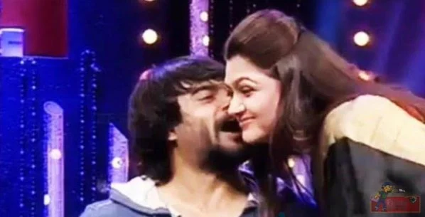 மாதவன் கொடுத்த முத்தம், சர்ச்சையில் சிக்கினார் குஷ்பு