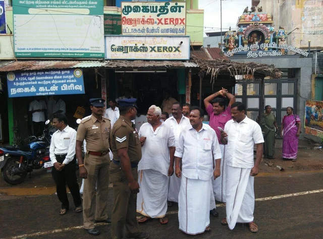 பெரியகுளத்தில் பன்னீர்செல்வம், எடப்பாடி உருவபொம்மை எரிப்பு!
