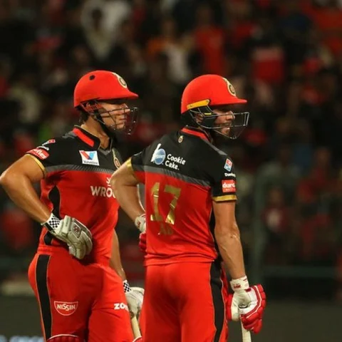பந்து எங்கே?! - பாக்கெட்டுக்குள் வைத்துக்கொண்டே வீரர்களுடன் தேடிய நடுவர் #RCBvKXIP