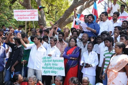 மத்திய அரசை கண்டித்து டி.ராஜேந்தர் ஆர்ப்பாட்டம்