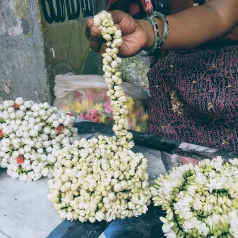 விலையோ இரண்டாயிரம்; விற்பனையோ சில மணி நேரம்! மல்லிகைக்காகப் போட்டிபோடும் வியாபாரிகள்