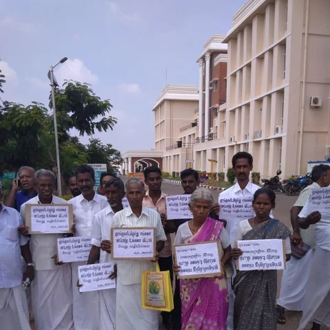 `எங்களைக் குரங்குகளிடமிருந்து காப்பாற்றுங்கள்' - கலெக்டரிடம் அபயக் குரல் எழுப்பிய கிராம மக்கள்