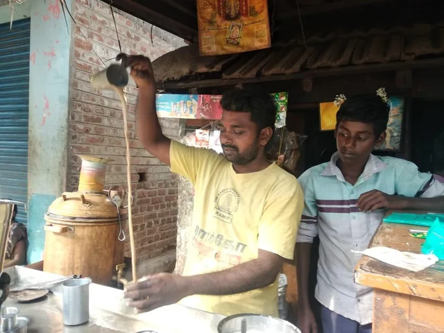 `நான் பண்ணது சின்னதுதான்; அரசு பெரிய முயற்சி எடுக்கணும்!’ - புதுக்கோட்டை டீக்கடை உரிமையாளரின் நேசக்கரம்