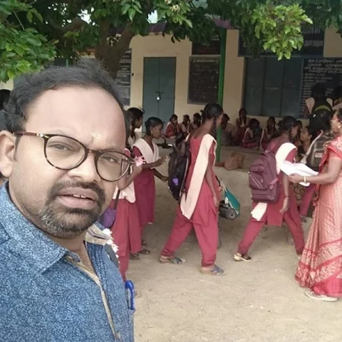 அரசுப் பள்ளிக்கு உதவிய மறைந்த ஆசிரியர் குடும்பத்துக்குச் சமூக ஊடகம் மூலம் திரட்டப்பட்ட நிதி!