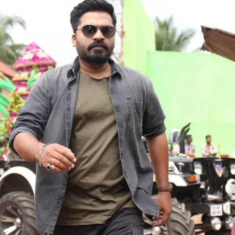 ``வந்துட்டாரு... ஆனா ராஜாவா வந்தாரா?!" - `வந்தா ராஜாவாதான் வருவேன்' விமர்சனம்