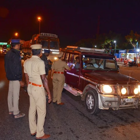 இரவு நேரத்தில் டிரைவர்களுக்கு சூடான டீ, காபி! - விபத்தைத் தடுக்க போலீஸ் புதுமுயற்சி