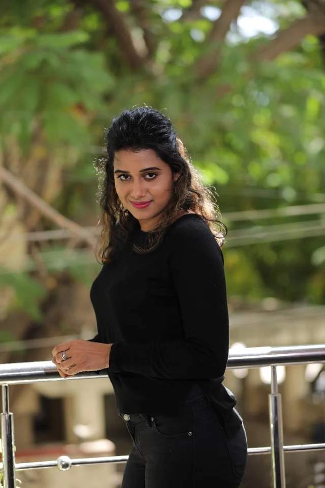 ``புடவை கட்டிக்கிட்டேன்... `ஸ்கை'ப்புக்கு வந்தேன்!" - ஷில்பா மஞ்சுநாத்