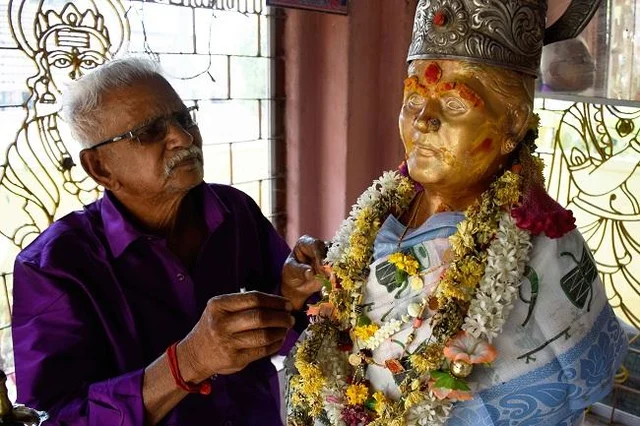 ஆஹா இதுவல்லவா காதல்.. மனைவிக்குச் சிலை வைத்து வழிபடும் புதுக்கோட்டை `ஷாஜகான்’#MyVikatan