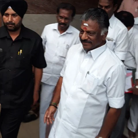 தீர்ப்புக்கு முன்; தீர்ப்புக்கு பின்! - பன்னீர்செல்வம் வீட்டில் என்ன நடந்தது?