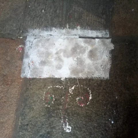 ஆண்டாள் கோயிலில் போடப்பட்ட தாமரை ஓவியத்தை பெயின்ட்டால் அழித்த அதிகாரிகள்!