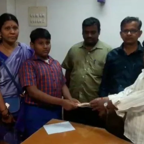 ‘மாணவர்கள் புத்தகம் வாங்கிக்கிட்டும்!’ -கஜா புயல் நிவாரணத்துக்கு நிதி கொடுத்த சிறுவன்