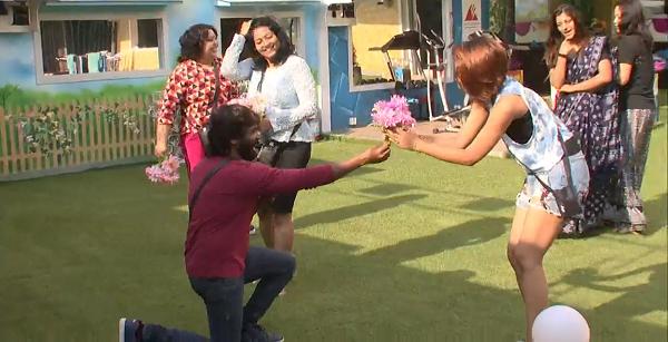 `தடவியலாளர்’ சினேகன் இஸ் பேக்... மிஸ் யூ ஓவியா! #BiggBossTamil2