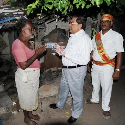 செருப்பு தைக்கும் தொழிலாளி முனியசாமியை நேரில் விசாரித்த கலெக்டர்! - விகடன்.காம் செய்தி எதிரொலி