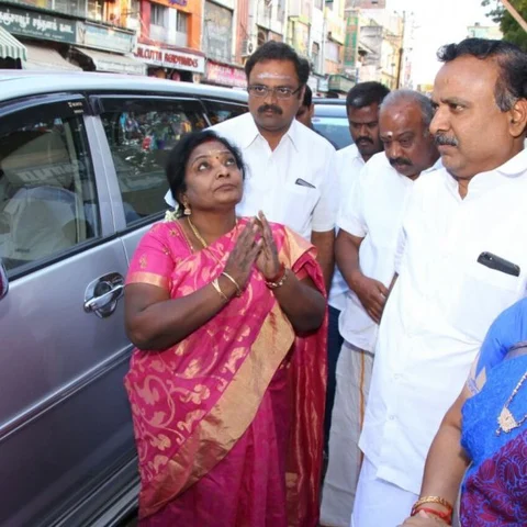 ``மீனாட்சியம்மன் கோயில் விபத்தைப் பார்வையிட்ட தமிழிசை'' - கொந்தளித்த பக்தர்கள்!