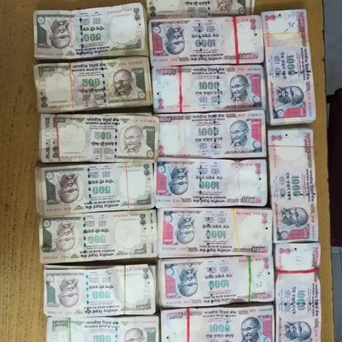 குப்பை பொறுக்குபவர் வீட்டில் லட்சக்கணக்கில் ரூபாய் நோட்டுகள் - 'ஆசைப்பட்டதால் அவதிப்படுகிறேன்' என வாக்குமூலம்