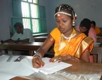 திருமணம் முடிந்த கையோடு தேர்வு எழுதிய மணமகள்