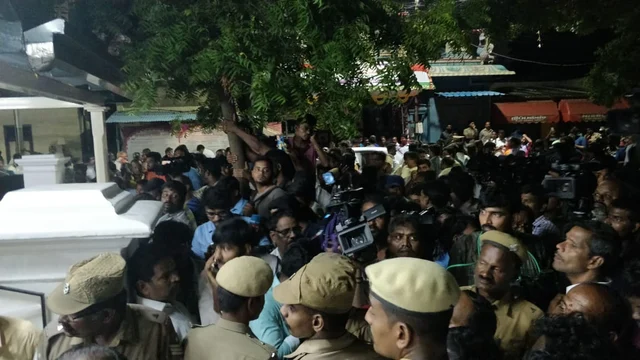 தொண்டர்கள் வருகை அதிகரிப்பு - கோபாலபுரத்திலிருந்து புறப்பட்டுச் சென்ற ஸ்டாலின்!