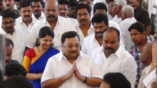 அழகிரி- கனிமொழி திடீர் சந்திப்பு! பின்னணி என்ன?