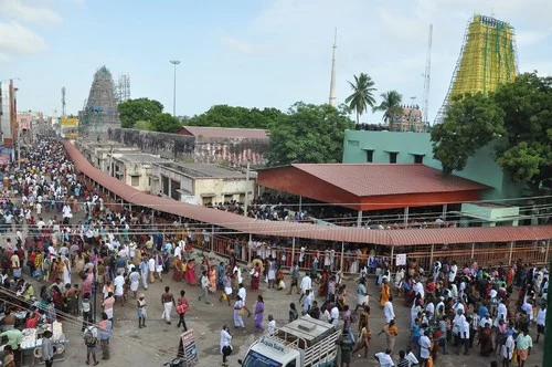 ஆடி அமாவாசை: ராமேஸ்வரத்தில் புனித நீராட குவிந்த பக்தர்கள்!