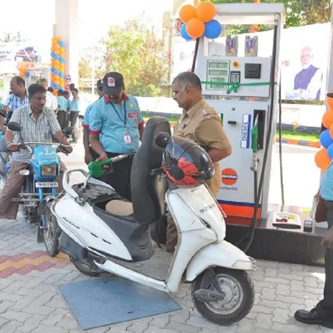 `கைதிகள் நடத்தும் பெட்ரோல் பங்க்!’ - சமூக அங்கீகாரம் கொடுத்த சிறைத்துறை
