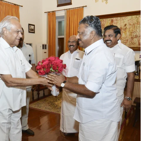 'கொதிக்கும் தமிழகம்... விருது கோலாகலத்தில் எடப்பாடி பழனிசாமி அரசு..!'