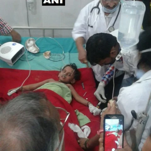 30 மணி நேரம் நடந்த மீட்புப் பணி -ஆழ்துளைக் கிணற்றில் விழுந்த சிறுமி பத்திரமாக மீட்பு.
