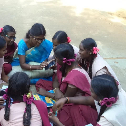 மாணவர்களுக்கு இலவச மேம்பாட்டுப் பயிற்சி... அசத்தும் அரசுப் பள்ளி ஆசிரிய தம்பதி!