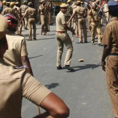 வன்முறைக் களமான மெரினா; இரு பெண்களைக் குறிவைத்து தாக்கிய போலீசார்!