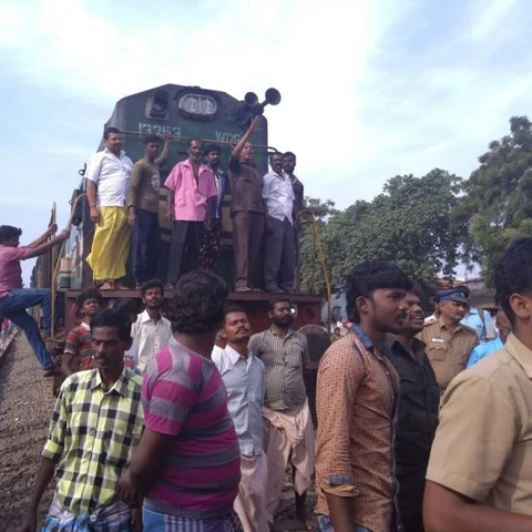 ரயில் மறியலில் குதித்தனர்! தீவிரமடையும் பட்டாசுத் தொழிலாளர்கள் போராட்டம்