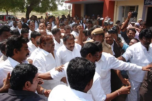 பிடிவாரண்ட் எதிரொலி: நெல்லை கோர்ட்டில் விஜயகாந்த் ஆஜர் (படங்கள்)