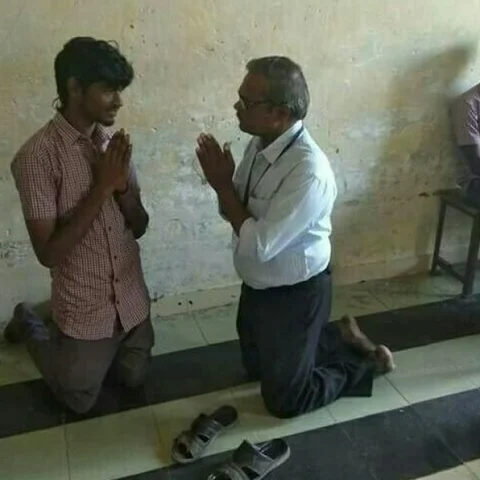 `ஒழுங்காப் படிங்கப்பா' - மாணவர்களிடம் மண்டியிட்டு நெகிழவைத்த தலைமையாசிரியர்