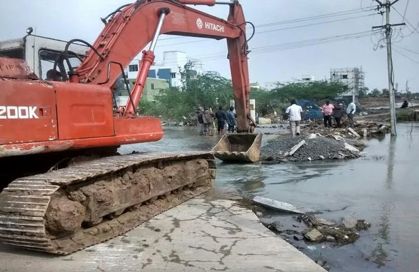 அடையாறு கரையோர ஆக்கிரமிப்புகள் அகற்றம்: ஆட்சியர் அதிரடி நடவடிக்கை !