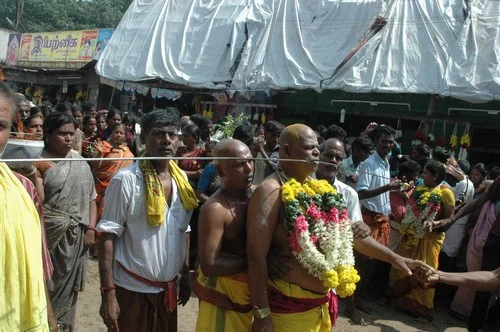கோலாகலமாக தொடங்கியது கெள மாரியம்மன் திருவிழா! (படங்கள்)