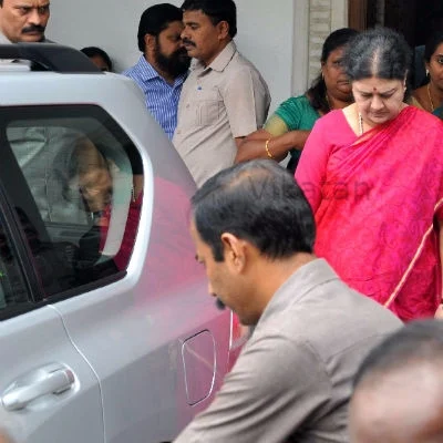 ஜெயலலிதா நினைவிடத்தில் சசிகலா