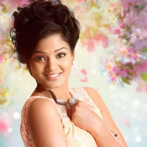 கான்டிராஸ்ட் பிளவுஸ், ஆன்டிக் ஜுவல்லரி... 'செம்பருத்தி' பாரதா காஸ்டியூம்ஸ்