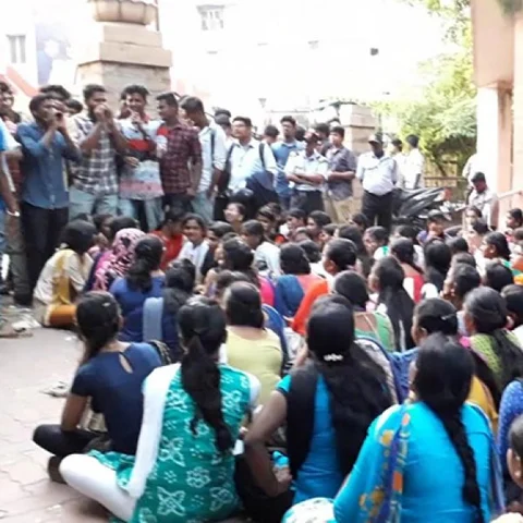 கல்லூரிக்குள் ஒருநாள் உள்ளிருப்புப் போராட்டம் - பொள்ளாச்சி சம்பவத்துக்கு நீதிகேட்டுக் கொந்தளிக்கும் மதுரை மாணவர்கள்