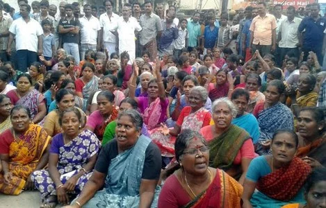 வருவாய்த்துறை அதிகாரிகளை கண்டித்து ஒப்பாரி போராட்டம்!