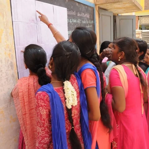 `ப்ளஸ் டூ தேர்வில் மாநிலத்தில் இரண்டாமிடம்..ஆனால்...?' - ஈரோட்டின் கடந்த கால எக்ஸாம் ரிப்போர்ட்