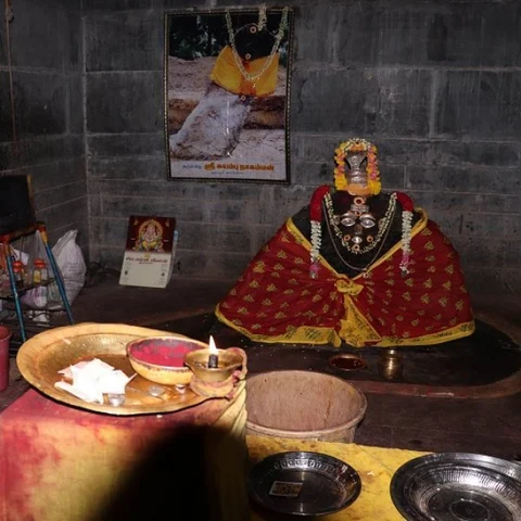 தீர்க்க முடியாத பிரச்னைகளைத் தீர்த்துவைக்கும் திருவாமாத்தூர் திருவட்டப்பாறை!