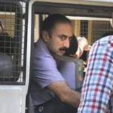 மோடிக்கு எதிரான காவல்துறை அதிகாரி கைது!