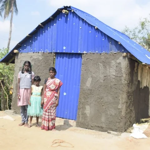 `இப்பதான் வாழ்வதற்கான நம்பிக்கை வந்திருக்கு!’ - இரண்டு மகள்களோடு நெகிழ்ச்சியடைந்த தாய்