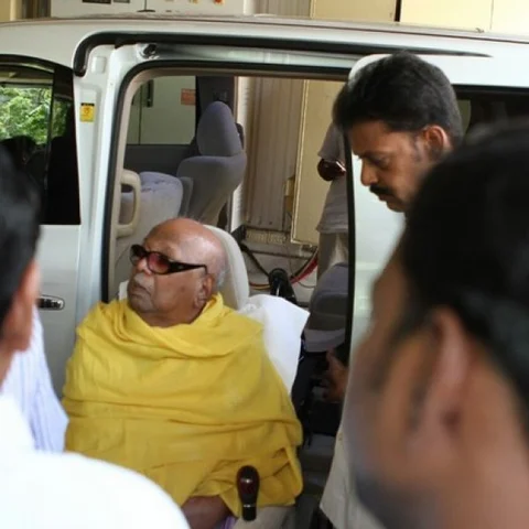 4 மணி நேர சிகிச்சை முடிந்து வீடு திரும்பினார் கருணாநிதி!