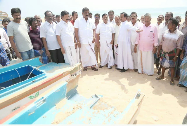 கடல் சீற்றத்தால் உடைந்த படகுகள்! - குமரி மீனவர்கள் வேதனை