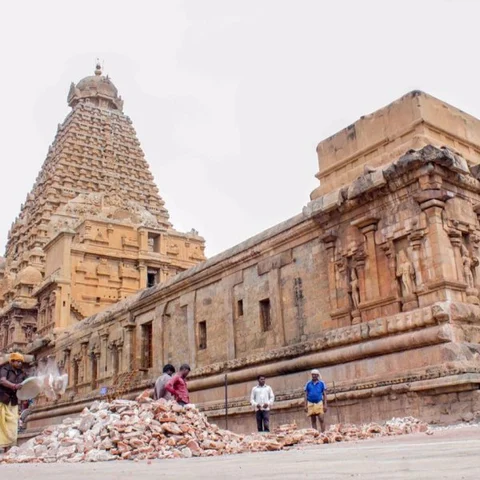 `புனரமைப்புப் பணிகளால் தஞ்சை பெரிய கோயில் கோபுரத்துக்கு ஆபத்து!’ - கொதிக்கும் ஆர்வலர்கள்
