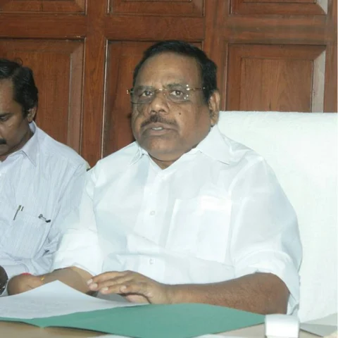 ஆளுநருடன் சந்திப்பு: தினகரன் ஆதரவு எம்.எல்.ஏ-க்களுக்கு சபாநாயகர் நோட்டீஸ்!